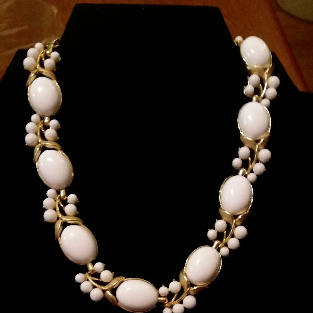 VINTAGE TRIFARI GOLD-TONED NECKLACE